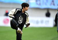 축구화 신고 공연한 ‘임영웅’, 깔끔 청소한 ‘영웅시대’…그들이 보여준 존중과 품격[SS현장]