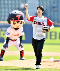 ‘트윈스 승리기원‘ 시구나선 차준환[포토]