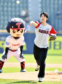 트윈스 승리기원 시구나선 차준환[포토]