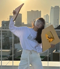 강민경, 65억 건물주 CEO가 직접 전기톱으로.. 골드 버튼 ‘뽀각’