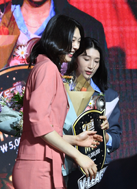 [포토]김연경의 MVP 수상 축하하는 양효진