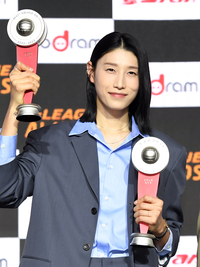 [포토]다섯 번째 MVP 차지하는 김연경