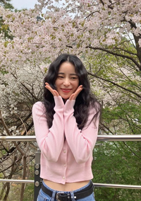 ‘기캐’도 반한 벚꽃…임지연 ‘꽃받침’ 수줍미소