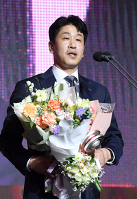 [포토]도로공사 김종민 감독, V리그 시상시 감독상 수상