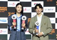 [포토]정규리그 다섯 번째 MVP 김연경과 첫 MVP 한선수