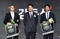 [포토]틸리카이넨 감독-김종민 감독, V리그 남녀부 감독상