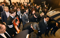 [포토]故 현미의 마지막 길 배웅하는 유가족과 동료 가수들