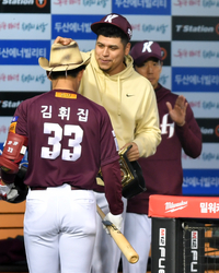 ‘카우보이 모자 잘 어울리네!’ 솔로포 김휘집[포토]