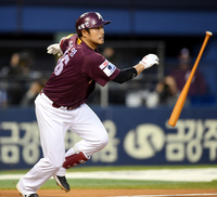 [포토] 3회 우전안타 날리는 이지영