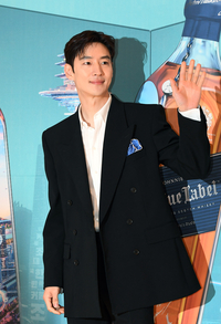 [포토]이제훈, 반가운 손인사