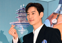 [포토]하트 만들어 보이는 이제훈