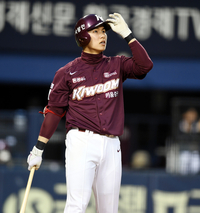 [포토] 파울 타구 바라보는 김혜성