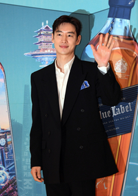 [포토]손인사 건네는 이제훈