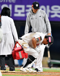 [포토]‘더이상 경기는 무리’ 자신의 타구에 맞은 황재균