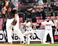 [포토]‘2루타 질주’ 황재균