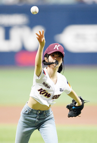 [포토]힘차게 시구하는 우아의 멤버 나나