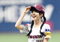 [포토]시구 마친 나나, 해맑은 미소로