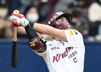 [포토]키움 이정후, 끝내기 홈런으로 3연패 탈출!