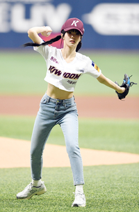 [포토]시구하는 우아의 나나, 깡마른 몸으로...