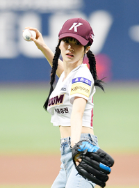 [포토]우아의 나나, 키움-KIA 경기 시구