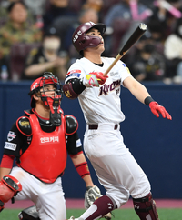 [포토]키움 이정후, 3연패 탈출하는 끝내기 홈런