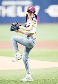 [포토]키움과 KIA의 경기 시구 나선 우아의 나나