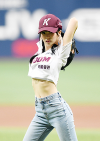 [포토]나나, 가냘픈 몸매 드러내며...