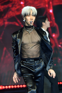 [포토]이기광, 4% 체지방률 뽐내는 시스루 패션