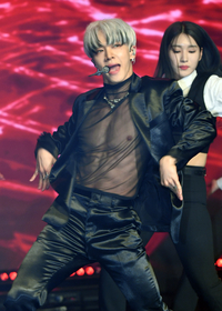 [포토]이기광, 복근 드러내는 시스루 패션