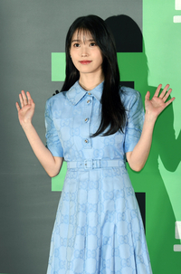 [포토]아이유, 반가운 손인사