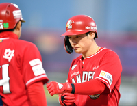 [포토]3회초 추신수 사구에 이어 안타출루 최지훈