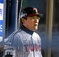 [포토] 이종범 코치 '실점없이 이닝 마치자'