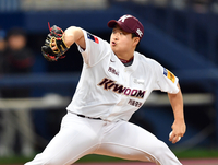 [포토]10회초 책임진 김재웅