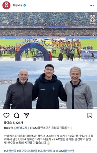 김민재, 클린스만 감독 만나 소통했다…밝은 표정으로 ‘인증샷’