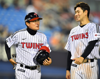 [포토]‘홍창기와 이야기나누는 이종범 코치’