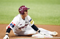 [포토]첫 타석 3루타에 미소 짓는 김혜성