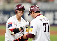 [포토]키움 김혜성, 첫 타석부터 3루타!