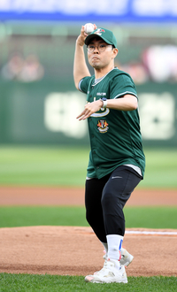 [포토] '장애인의 날' 시구하는 김종민 장애인 육상선수