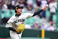 [포토]‘아...늦었다’ 김혜성 기습번트 수비하는 백승건