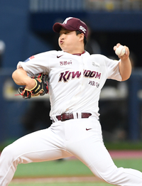 [포토]역투하는 키움 마무리 투수 김재웅