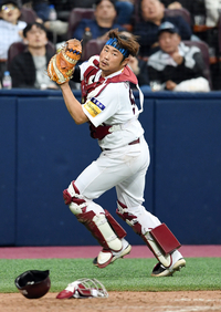 [포토]위기에서 파울플라이 잡아내는 키움 이지영