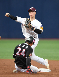 [포토]키움 김혜성, 병살을 향해!