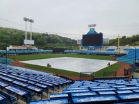 ‘판’ 깔렸는데 하늘이 ‘심술’...‘이승엽 매치’, 26일로 하루 밀리나 [SS시선집중]