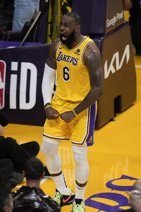 레이커스, 히트 3승1패 그리즐리스, 벅스 벼랑에