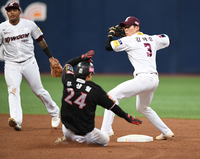 [포토]키움 김혜성, 1루 주자는 잡았고!