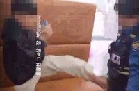“수갑 풀어줘 XX 맞짱 한 번 까게” 경찰 배 걷어찬 간 큰 14살 영상 공개