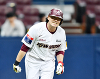 [포토]‘드디어 터졌구나!’ FA 이적 첫홈런 신고한 이형종