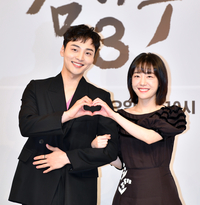 [포토]함께 만든 하트 ‘낭만닥터 김사부3’ 김민재 소주연