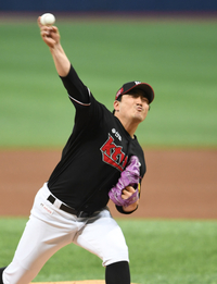 [포토]역투하는 KT 선발 조이현