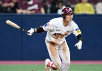 [포토]KT 선발 조이현 상대로 안타 뽑아내는 키움 김혜성